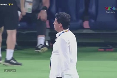 Nassif đánh đầu chệch cột dọc khung thành U23 Thái Lan ở phút 15