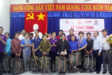 Phú Yên: Tặng 500 bộ áo phao đa năng cho ngư dân vùng biển