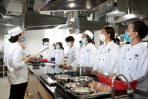 Lao công một trường đại học nhận thưởng tết 2024 như hiệu trưởng