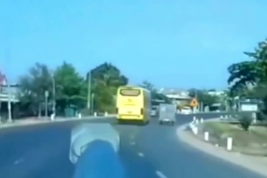 Rùng mình màn giành đường nhau hết sức nguy hiểm giữa xe khách và xe tải