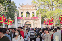 Nhiều điểm du lịch Hà Nội quá tải, du khách xếp hàng mua vé dài cả trăm mét