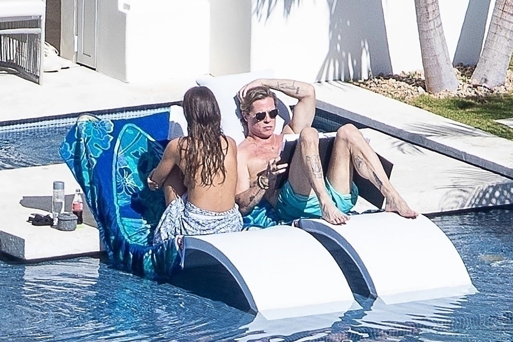 Tình trẻ xuất hiện ngực trần bên Brad Pitt trong dịp năm mới - 1 Tình trẻ xuất hiện ngực trần bên Brad Pitt trong dịp năm mới - 1