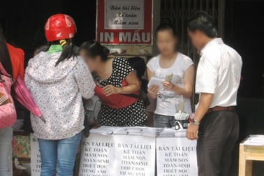 Thí sinh thi hệ liên thông ào ào mua “phao” thi