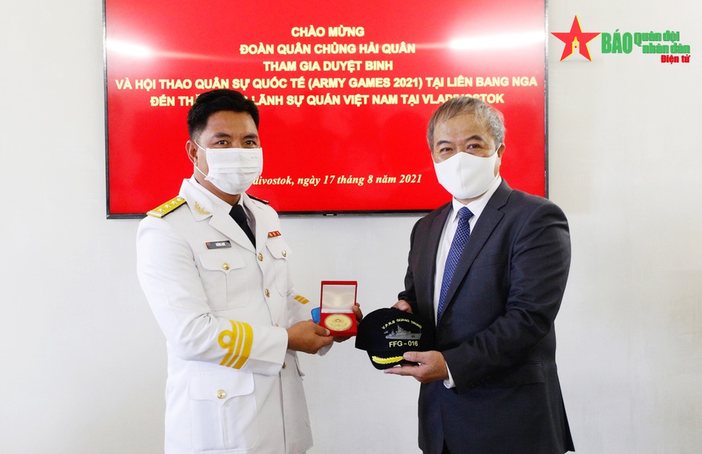 Đội tuyển Hải quân dâng hoa tượng đài Bác Hồ ở Vladivostok - 3 Đội tuyển Hải quân dâng hoa tượng đài Bác Hồ ở Vladivostok - 3