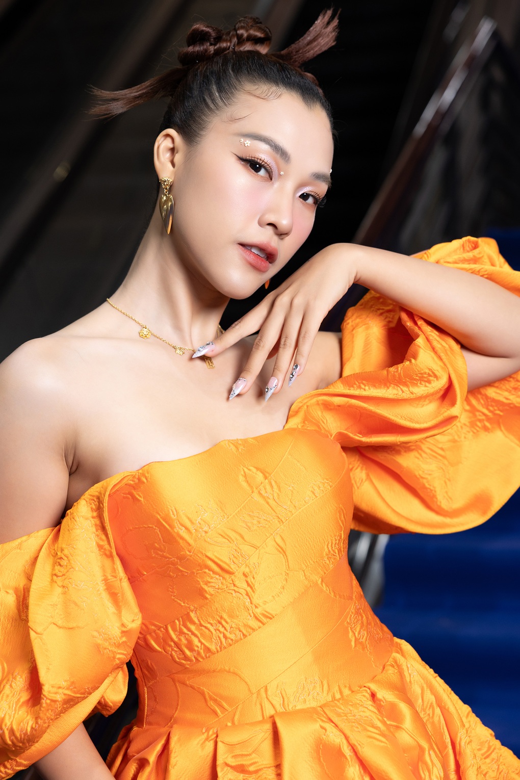 Lệ Quyên, Lý Nhã Kỳ khoe vai trần, đọ sắc trên thảm đỏ show thời trang - 7 Lệ Quyên, Lý Nhã Kỳ khoe vai trần, đọ sắc trên thảm đỏ show thời trang - 7