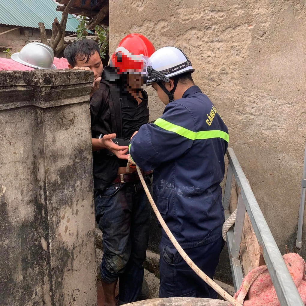 Giải cứu người đàn ông rơi xuống giếng sâu 25m ở Hà Nội - 3 Giải cứu người đàn ông rơi xuống giếng sâu 25m ở Hà Nội - 3