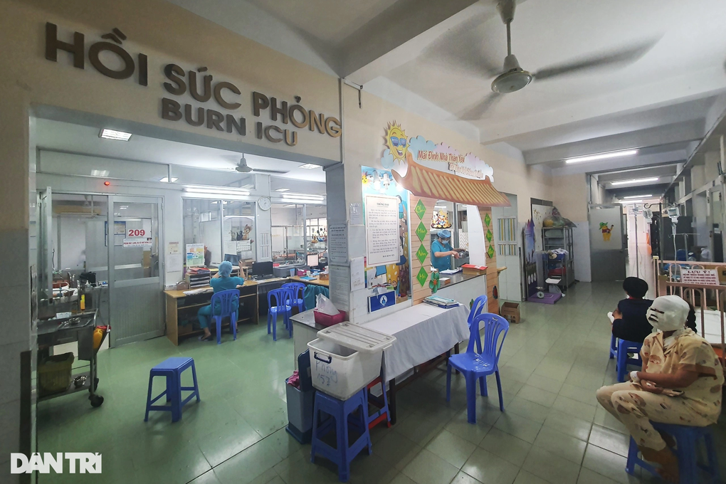 Vụ đốt phòng trọ vì ghen khiến 7 người gặp nạn: 2 bệnh nhân không qua khỏi - 3 Vụ đốt phòng trọ vì ghen khiến 7 người gặp nạn: 2 bệnh nhân không qua khỏi - 3