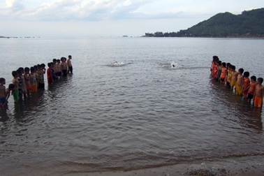 Thầy giáo 9 năm liền dạy bơi miễn phí cho hàng nghìn học sinh