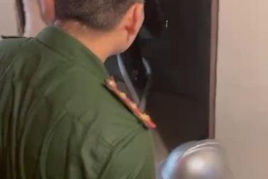 Giải cứu cháu bé ở một mình trong căn hộ chung cư xảy ra hỏa hoạn