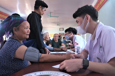 Người dân nghèo vùng cao vui mừng khi được khám bệnh, nhận thuốc miễn phí