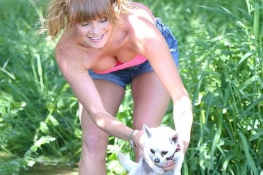 Bạn gái "siêu đầu bếp" Paul Hollywood gợi cảm dắt cún cưng đi dạo