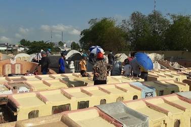 Bất chấp Covid-19, hàng trăm người vẫn tấp nập đi cúng Thanh minh