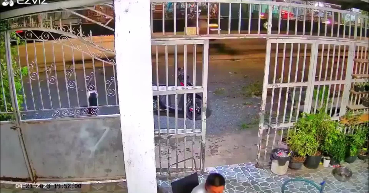 Video: Clip người lớn bất cẩn suýt khiến em bé gặp nạn nguy hiểm gây sốc dân mạng | Báo Dân trí