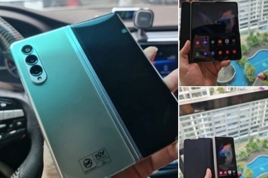 Tín đồ công nghệ háo hức trải nghiệm bộ đôi Galazy Z