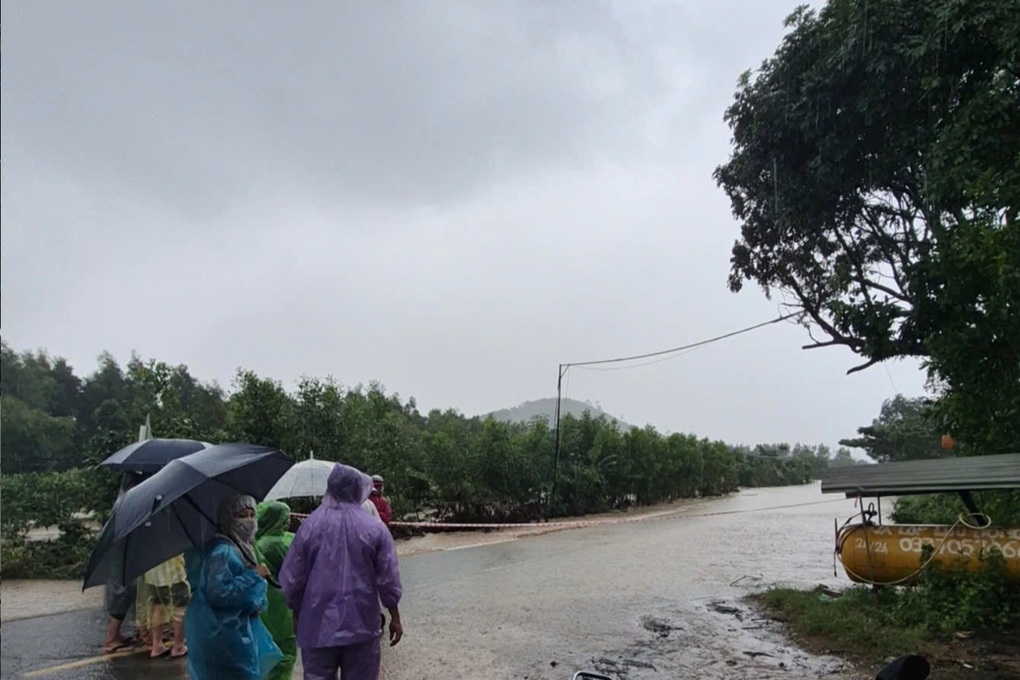 Lũ cuốn sập cầu, lốc xoáy quật đổ trụ điện, thổi bay mái nhiều nhà dân - 3 Lũ cuốn sập cầu, lốc xoáy quật đổ trụ điện, thổi bay mái nhiều nhà dân - 3