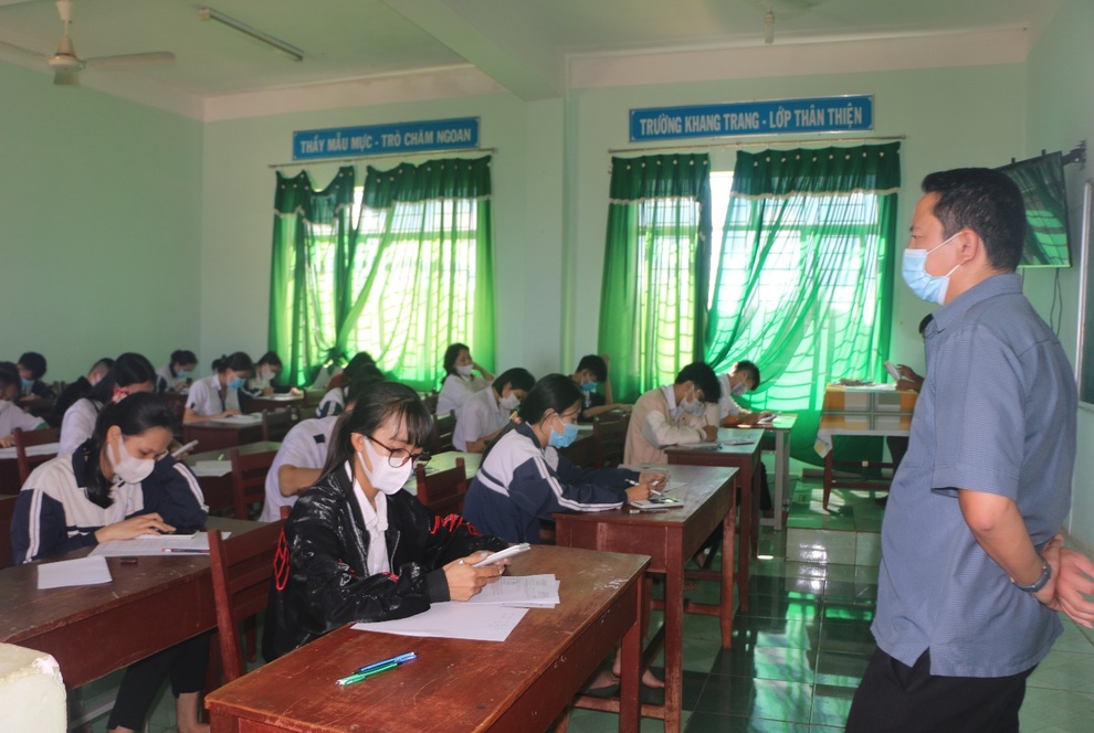 Đắk Nông: Thí sinh khó khăn dự thi tốt nghiệp THPT được hỗ trợ 330.000 đồng - 1 Đắk Nông: Thí sinh khó khăn dự thi tốt nghiệp THPT được hỗ trợ 330.000 đồng - 1