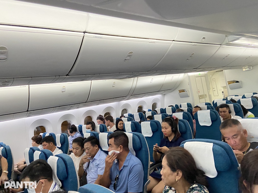 Hàng trăm khách bay từ Tân Sơn Nhất bị chậm chuyến giữa đêm - 2 Hàng trăm khách bay từ Tân Sơn Nhất bị chậm chuyến giữa đêm - 2