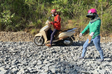 Thầy cô giáo băng rừng… đứt cả dép mới đến được điểm thi huyện biên giới