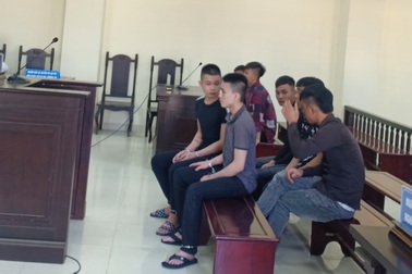 Bị truy sát, nam thanh niên tông vào cột đèn tử vong