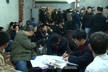 Phá ổ bạc, vây bắt 74 đối tượng đang sát phạt