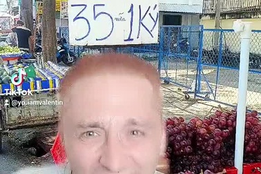 "Anh Tây" rành tiếng Việt "bóc trần" chiêu "bẫy giá" của hàng trái cây