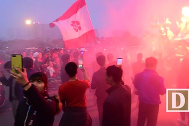 CĐV: đốt pháo sáng cổ vũ trước trận U23 Việt Nam gặp U23 Thái Lan