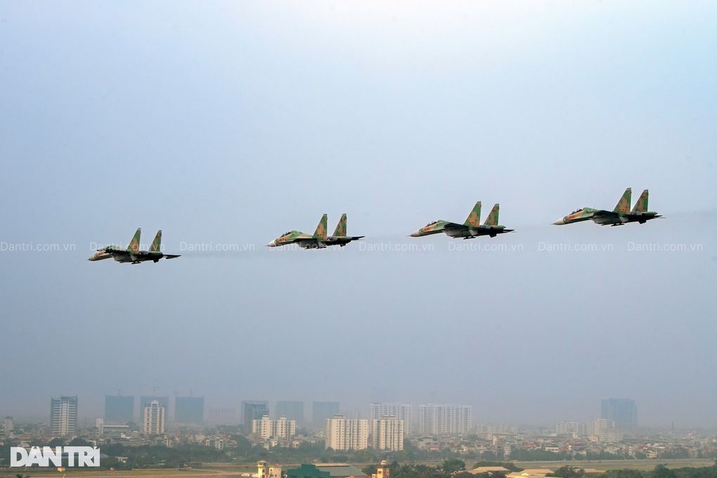 7 tiêm kích Su-30MK2 và 7 trực thăng Mi tập luyện trên bầu trời Hà Nội - 1 7 tiêm kích Su-30MK2 và 7 trực thăng Mi tập luyện trên bầu trời Hà Nội - 1