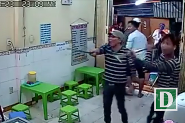 Cả chục thanh niên mang hung khí đập phá quán kem ở trung tâm Sài Gòn