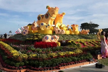 Bình Định: Ngộ nghĩnh biểu tượng Linh vật gia đình heo vàng đón Tết Kỷ Hợi