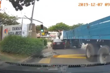 Chuyển hướng không quan sát, xe tải kéo lê xe con dưới gầm