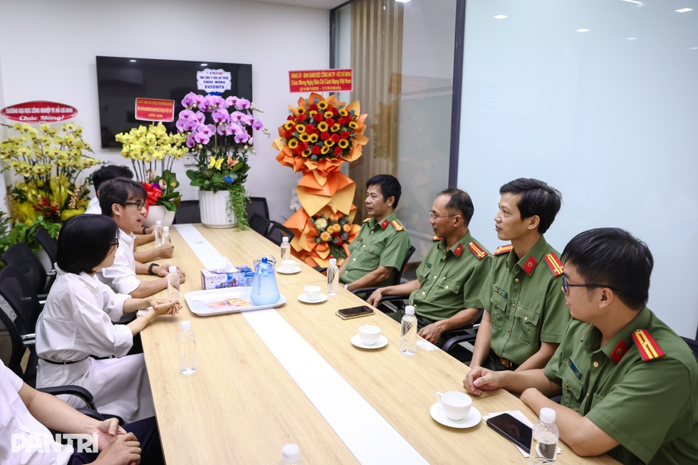 Văn phòng báo Dân trí ở miền Nam đón nhận nhiều tình cảm dịp 21/6 - 3 Văn phòng báo Dân trí ở miền Nam đón nhận nhiều tình cảm dịp 21/6 - 3