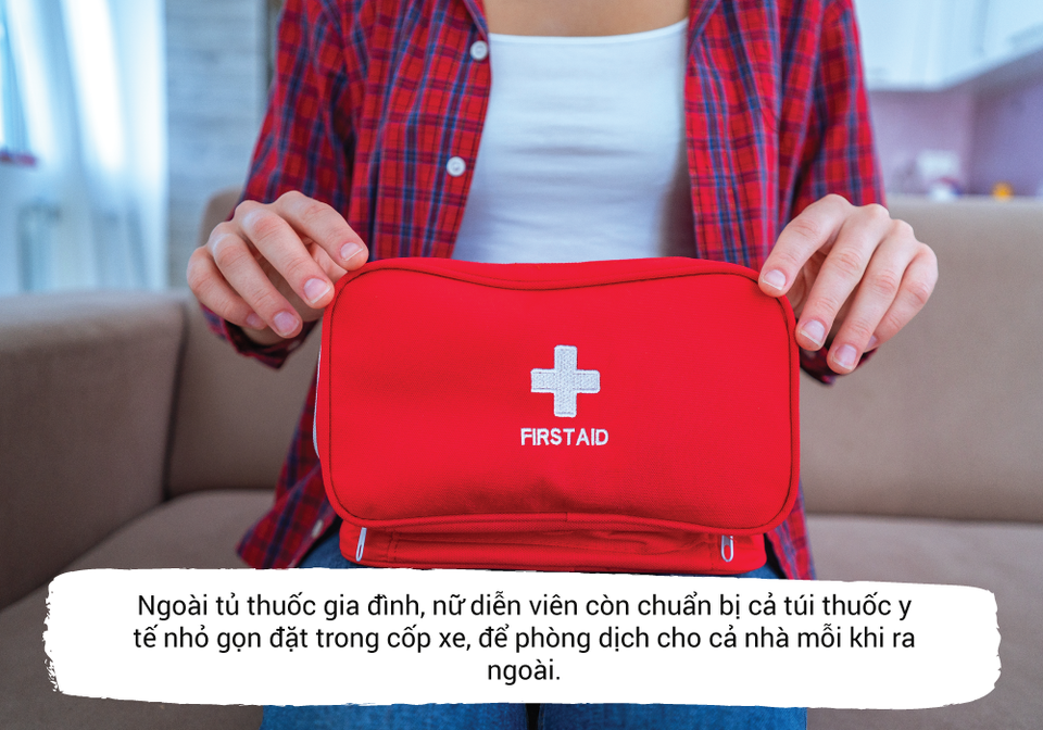 Tủ thuốc gia đình của các bà mẹ nổi tiếng giữa dịch Covid-19 có gì? - 3 Tủ thuốc gia đình của các bà mẹ nổi tiếng giữa dịch Covid-19 có gì? - 3