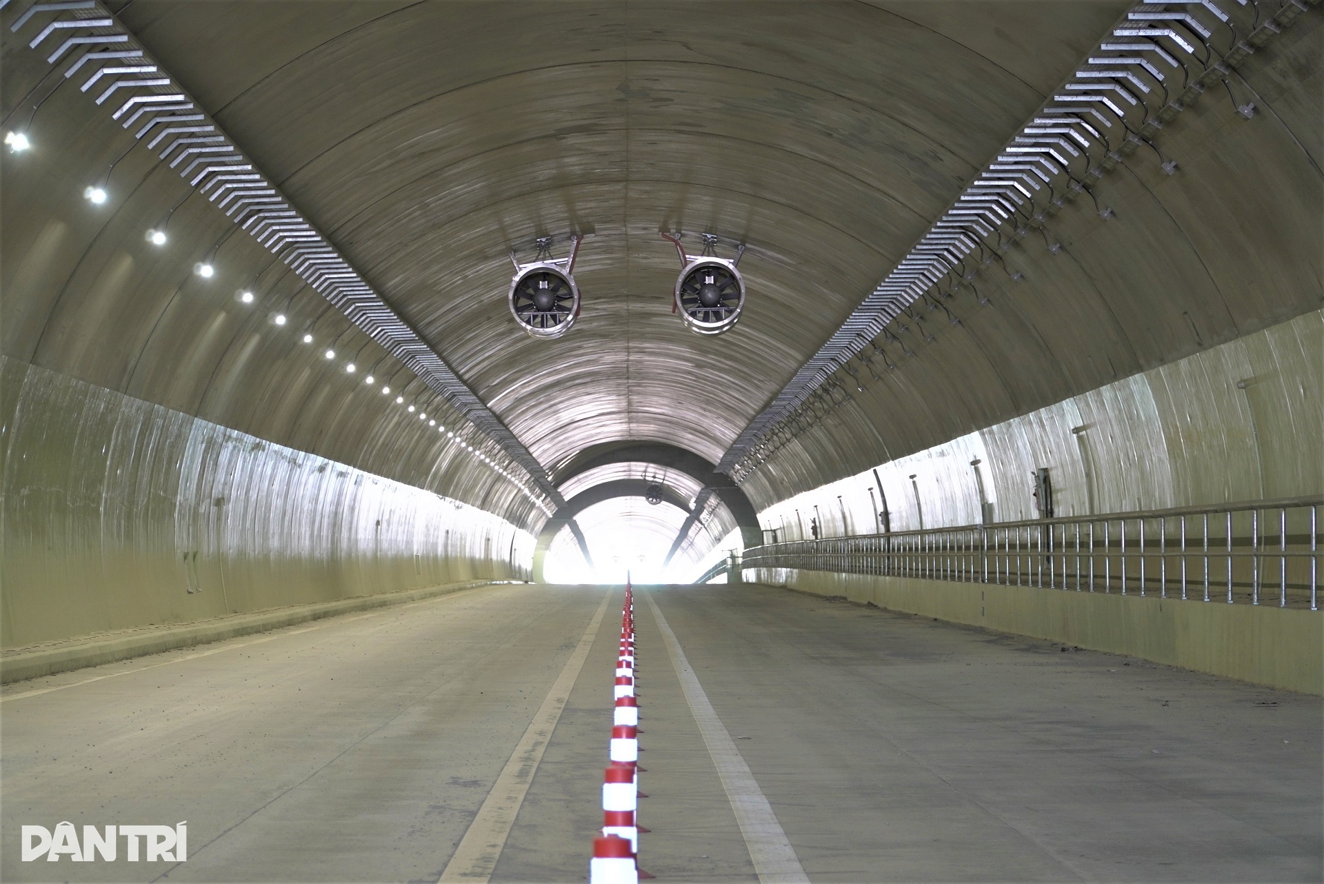 Hầm xuyên núi trên cao tốc Vũng Áng - Bùng sẵn sàng thông xe - 3