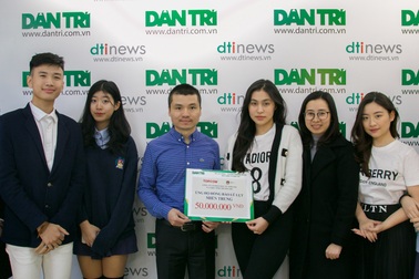 Nhóm bạn học sinh tổ chức triển lãm tranh ủng hộ miền Trung 50 triệu đồng