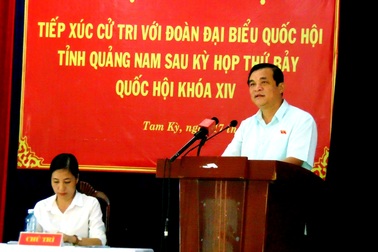 Quảng Nam: Cấm dùng ngân sách tặng hoa lãnh đạo tỉnh