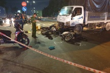 Ô tô tải tông hàng loạt xe máy dừng đèn đỏ, 3 người thương vong