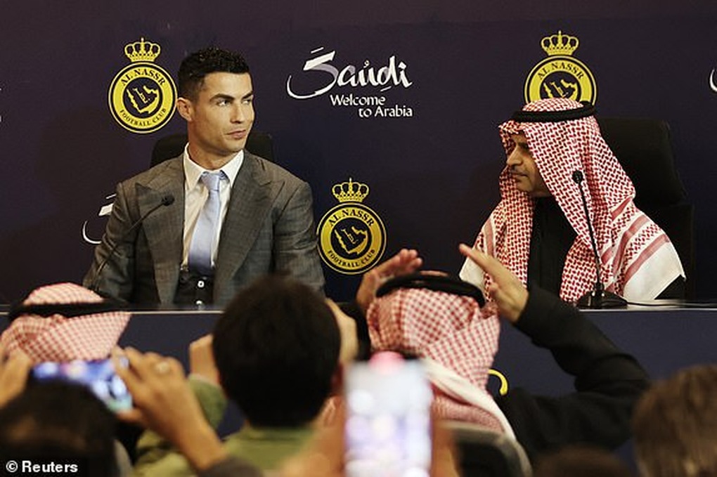 C.Ronaldo tuyên bố bất ngờ trước hàng vạn khán giả Saudi Arabia - 2 C.Ronaldo tuyên bố bất ngờ trước hàng vạn khán giả Saudi Arabia - 2
