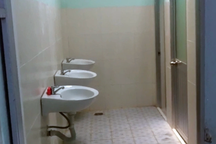 Mỗi sáng con đi học, bà mẹ ở Hà Nội đều hỏi: Đã mang giấy vệ sinh chưa?