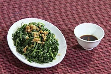 Bữa cơm đạm bạc giữa ngày mưa 