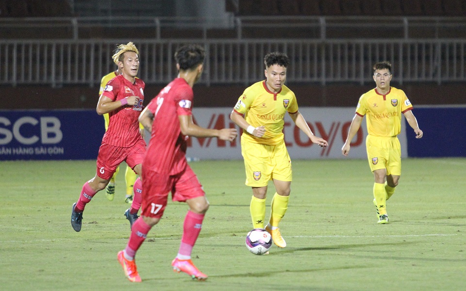 Ngoại binh đá hỏng phạt đền, HL Hà Tĩnh thua sát nút Sài Gòn FC - 10 Ngoại binh đá hỏng phạt đền, HL Hà Tĩnh thua sát nút Sài Gòn FC - 10