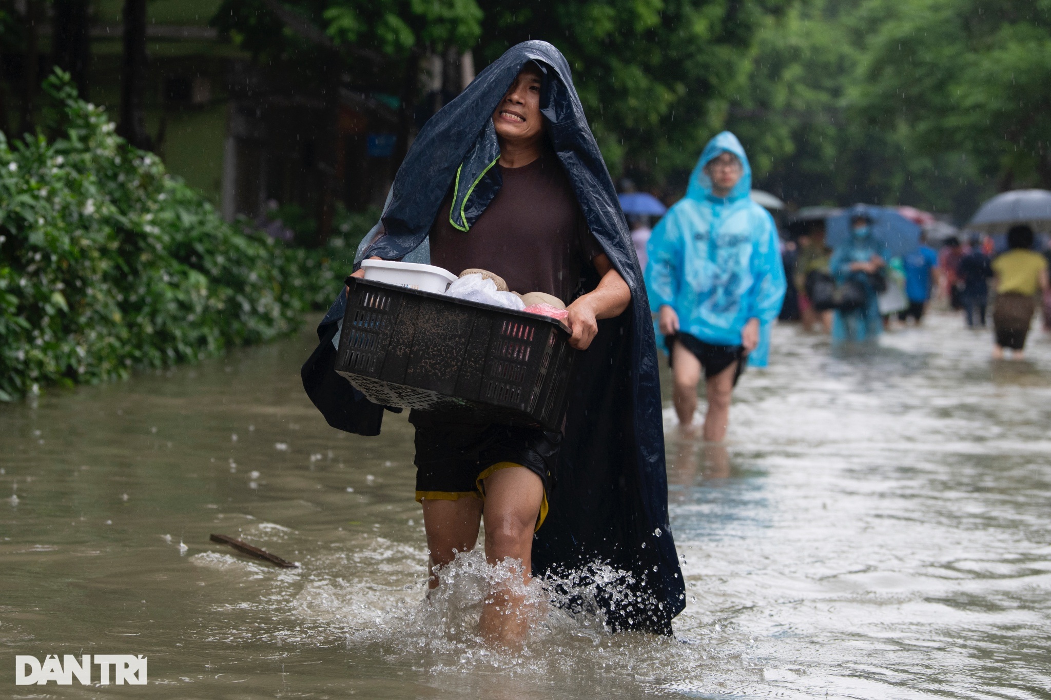 Lũ hơn 20 năm mới gặp, hàng trăm hộ dân ở Tứ Liên ồ ạt di tản - 5