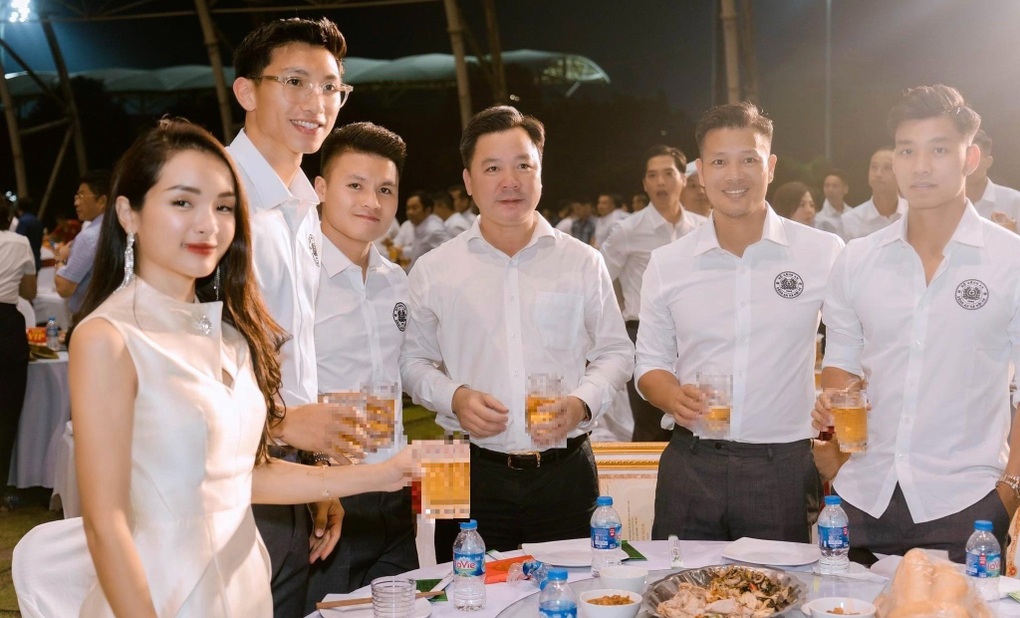 Á khôi Đinh Ngọc Phượng tiết lộ lý do thân thiết với dàn cầu thủ Việt - 2 Á khôi Đinh Ngọc Phượng tiết lộ lý do thân thiết với dàn cầu thủ Việt - 2