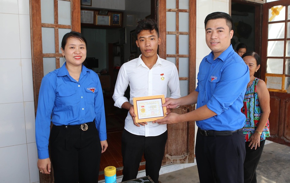 Thanh niên tham gia cứu nạn trên biển nhận huy hiệu “Tuổi trẻ dũng cảm” - 2 Thanh niên tham gia cứu nạn trên biển nhận huy hiệu “Tuổi trẻ dũng cảm” - 2