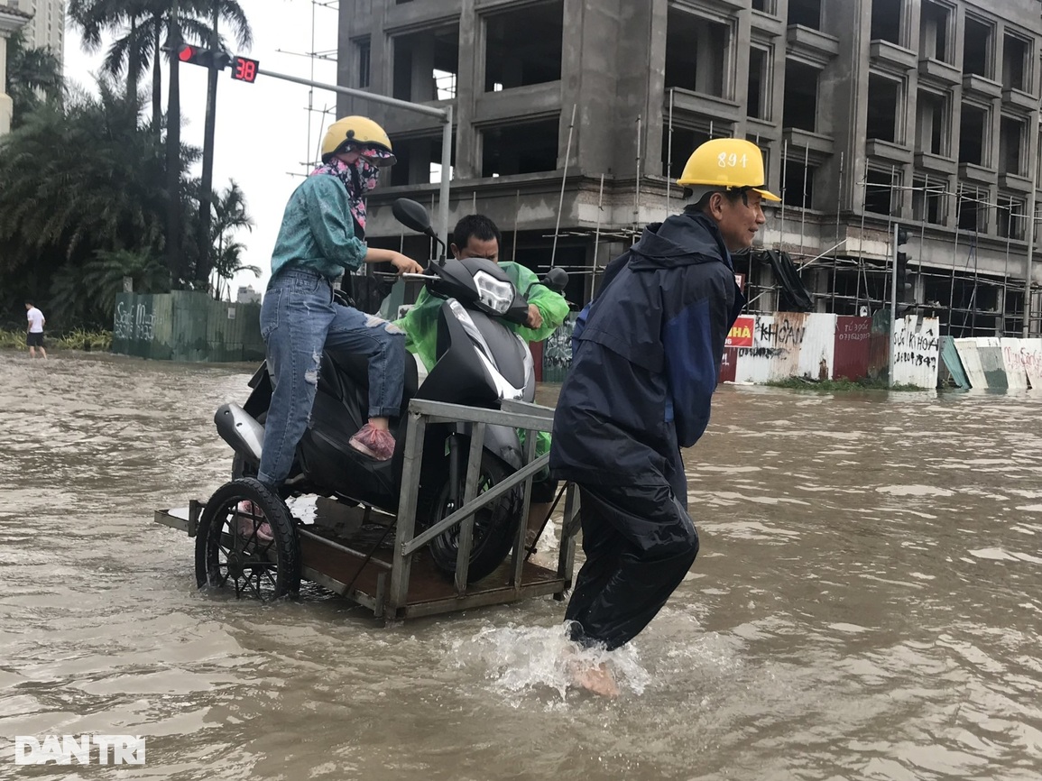 Hà Nội phố cũng như sông, dịch vụ chở người bằng xe bò kiếm bộn tiền - 9 Hà Nội phố cũng như sông, dịch vụ chở người bằng xe bò kiếm bộn tiền - 9
