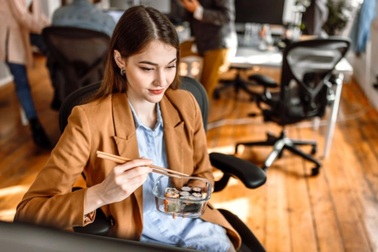 Mùi mắm tôm trong văn phòng buổi trưa