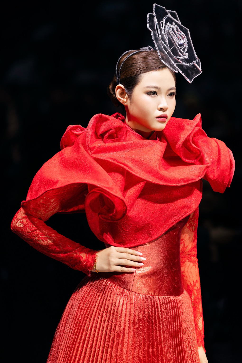 Con gái NTK Thanh Hương Bùi lần đầu catwalk tại AVIFW - 2 Con gái NTK Thanh Hương Bùi lần đầu catwalk tại AVIFW - 2