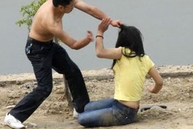 Bị bạn trai bạo hành, nữ sinh vẫn yêu dại khờ