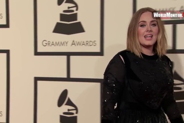 Adele cuốn hút trên thảm đỏ Grammy lần thứ 58