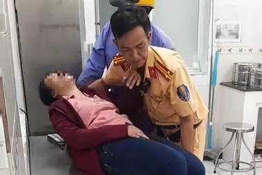 CSGT dùng xe đặc chủng đưa người phụ nữ bị tai biến đi cấp cứu