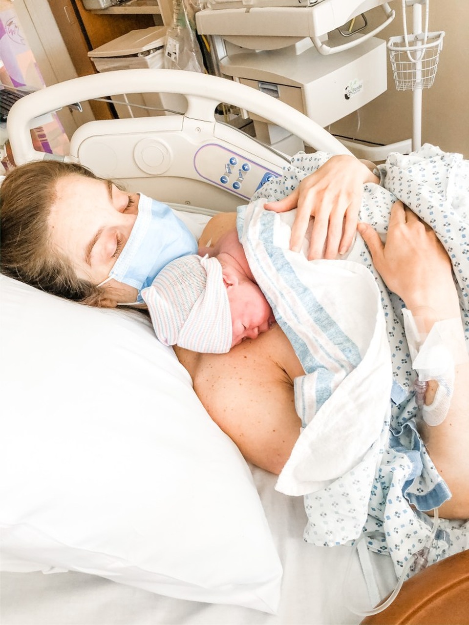 Chồng ngồi nhà xem trực tuyến vợ sinh con - 2 Chồng ngồi nhà xem trực tuyến vợ sinh con - 2